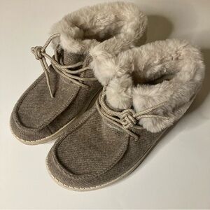 Hey Dude Cozy Fur-Lined Women's Shoes - Tan. Excellent Condition. Size W6 Women